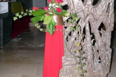 wunderschöner blumenschmuck am ambo zum kfd jubilaeum
